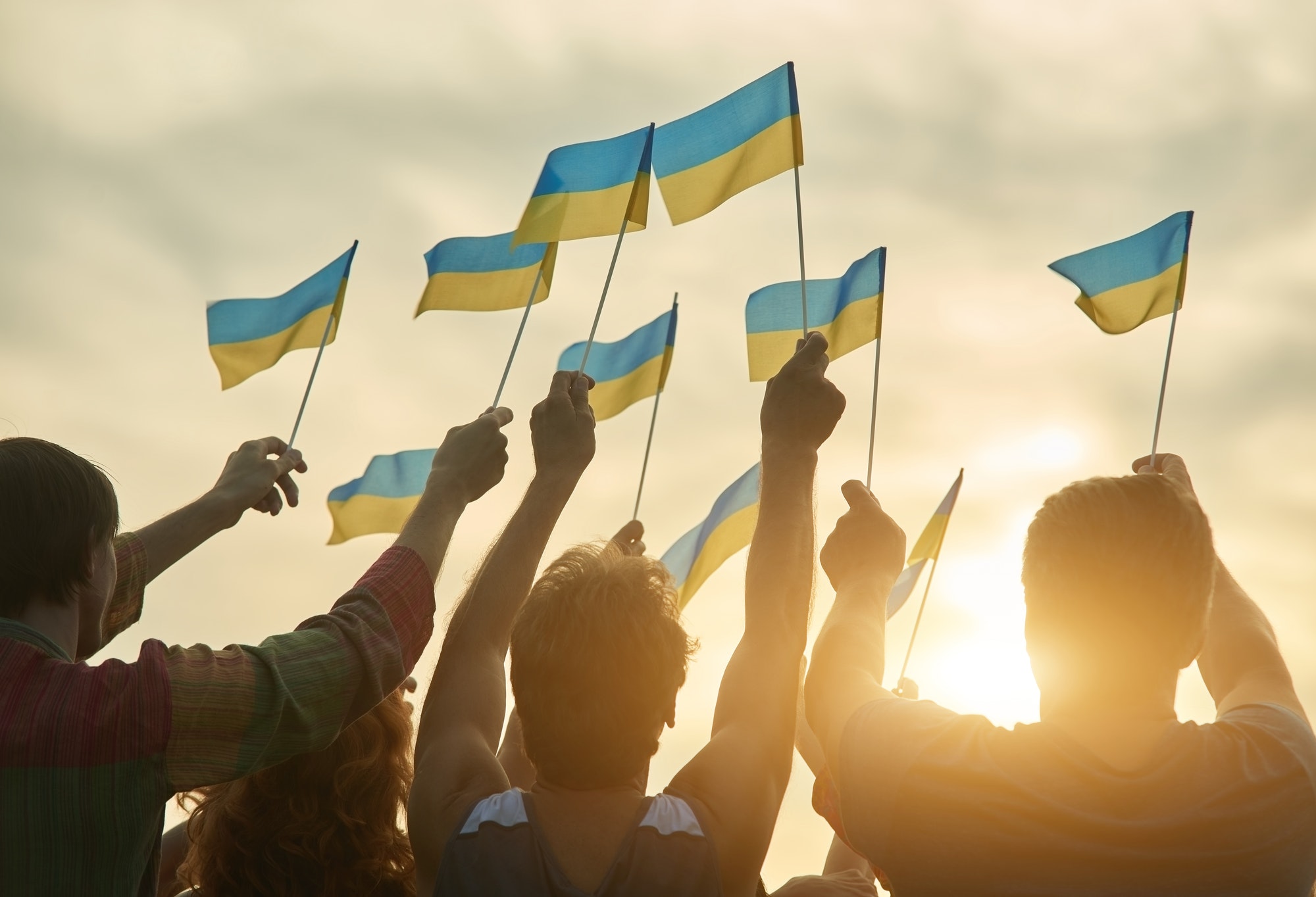 Crowd with ukrainian flags in the evening.