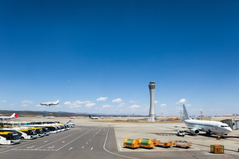 Zarządzanie komunikacją i infrastrukturą lotniczą