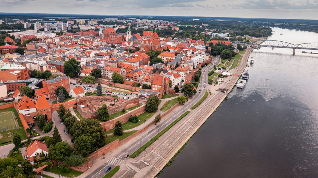 Toruń Kujawsko-pomorskie Panoram miasta, Summer view of Torun old town and Jozef Pilsudski bridge. Architecture in Poland, Europe.